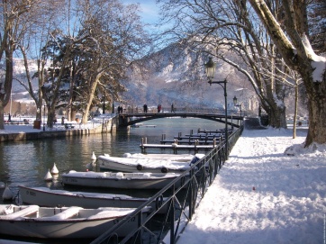 Voici un joli pont avec un joli nom ! Annecy cet hiver sous la neige. Magnifique. Une des plus belle ville de France.
